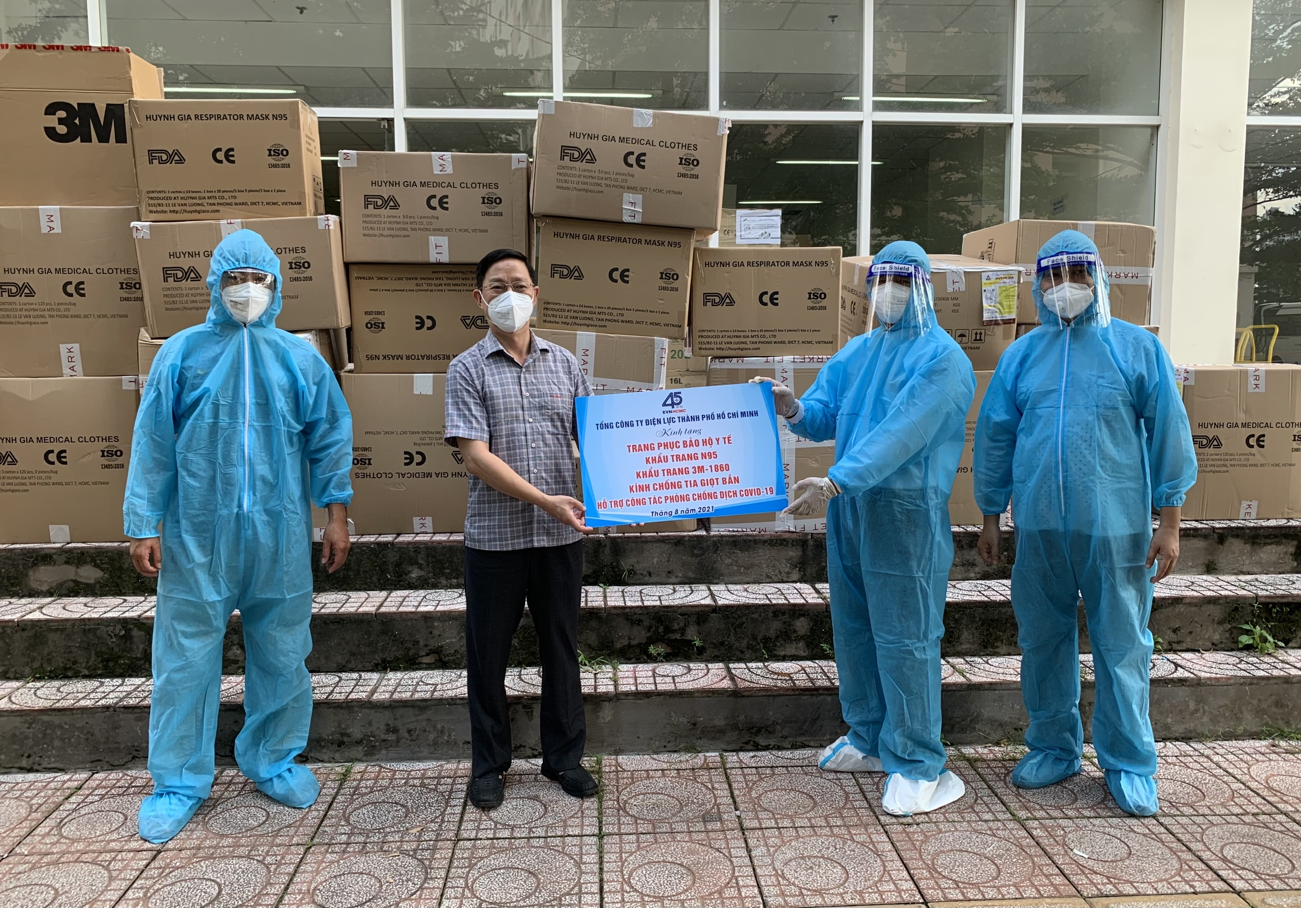 Trao tặng vật tư y tế thiết yếu cho y bác sĩ bệnh viện dã chiến