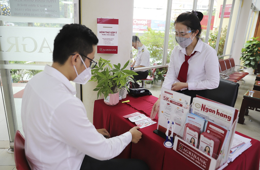 Agribank chung tay sẻ chia cùng khó khăn của khách hàng