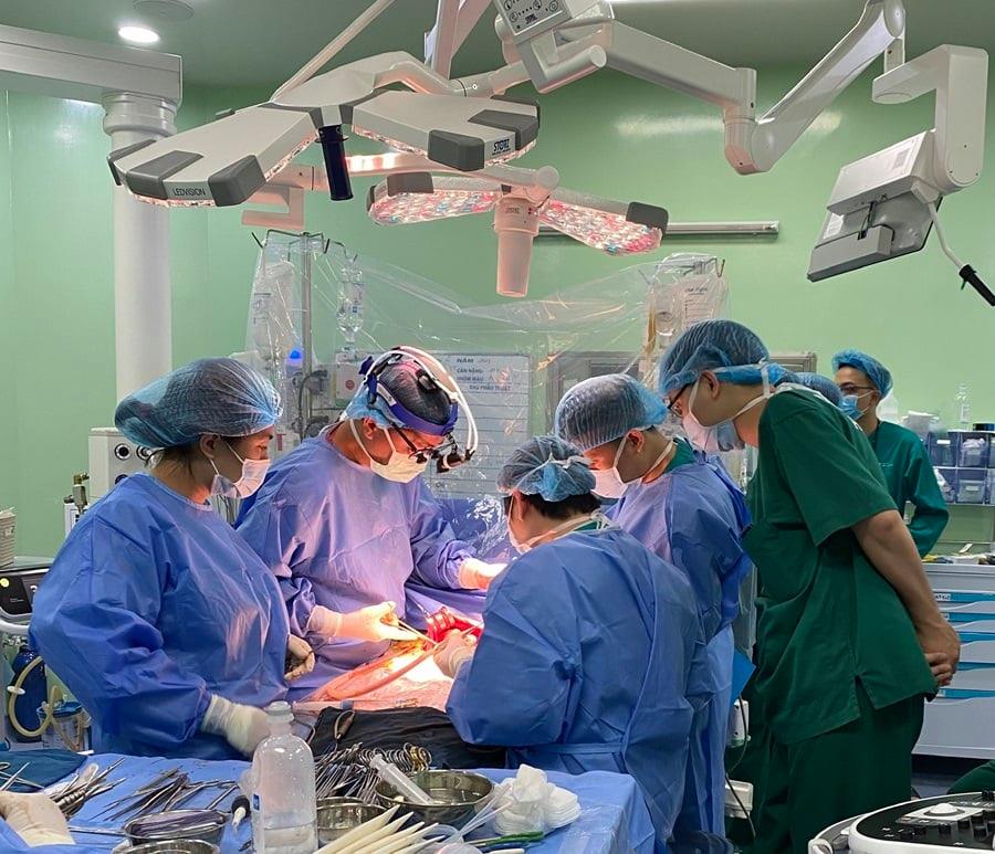 Lần đầu tiên tại Việt Nam Ghép gan giành lại mạng sống cho bé gái ung thư gan giai đoạn cuối