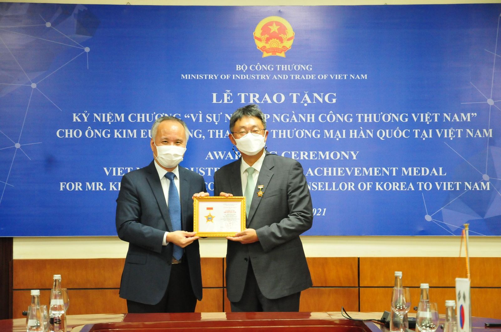 Tặng Kỷ niệm chương “Vì sự nghiệp phát triển ngành Công Thương Việt Nam” cho Tham tán Thương mại Hàn Quốc tại Việt Nam