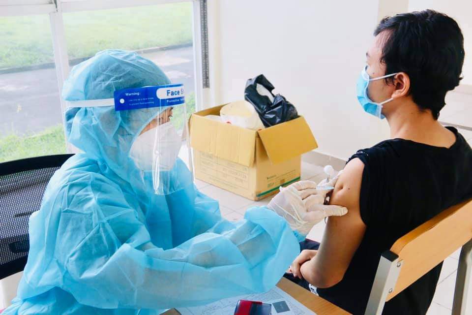Sinh viên nội trú tại Ký túc xá Đại học Quốc gia TP Hồ Chí Minh được tiêm vaccine phòng COVID-19