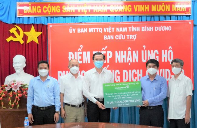 Vietcombank ủng hộ 5 tỷ đồng cho công tác phòng, chống dịch COVID-19 tại tỉnh Bình Dương