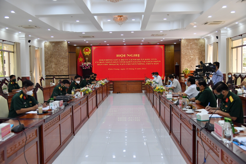 Quân khu 9 hỗ trợ tỉnh Kiên Giang thu hoạch, vận chuyển nông, thủy sản