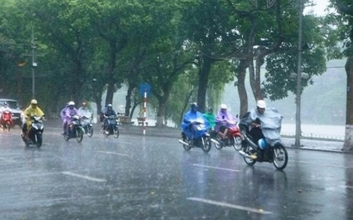 Trung Bộ nắng nóng gay gắt, Bắc Bộ mưa to về đêm và sáng