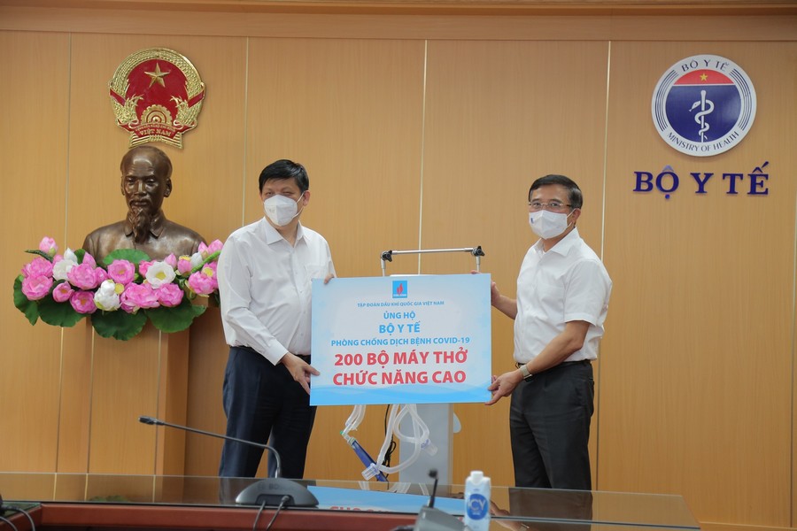 Trao tặng 200 máy thở chức năng cao điều trị bệnh nhân COVID-19 nặng