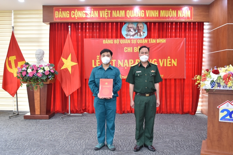 Kết nạp Đảng nơi tuyến đầu chống dịch