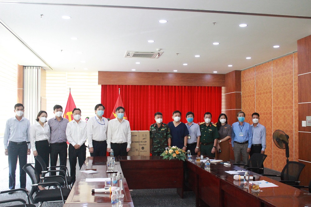 Thăm, tặng quà cho đội ngũ y bác sỹ bộ đội làm nhiệm vụ phòng, chống dịch COVID-19