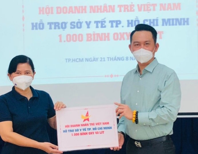 Trao 1 000 bình Oxy 40 lít cho TP Hồ Chí Minh