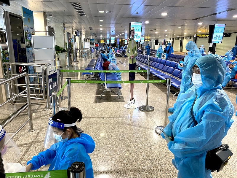 Chuyến bay đặc biệt đưa phụ nữ mang thai, trẻ em về Quảng Bình