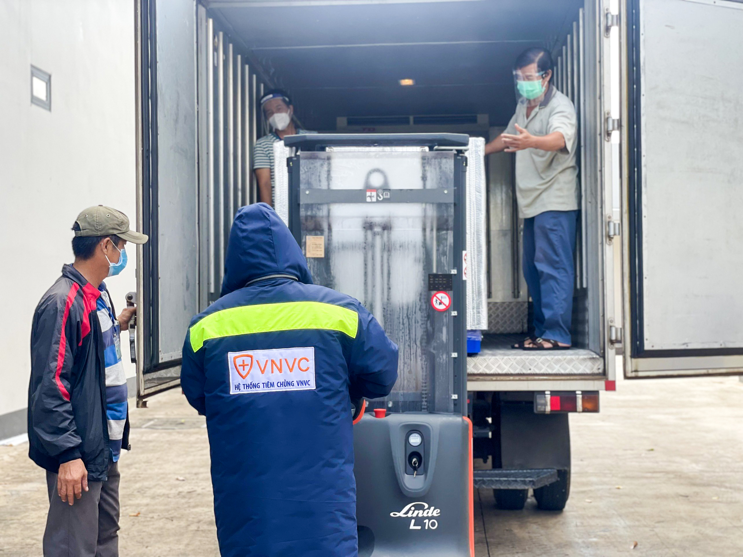 Bàn giao hơn 1,2 triệu liều vắc xin COVID-19 cho Bộ Y tế