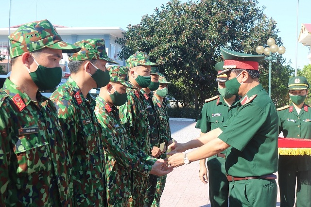 Quân khu 4 tăng cường lực lượng, phương tiện vào Nam chống dịch