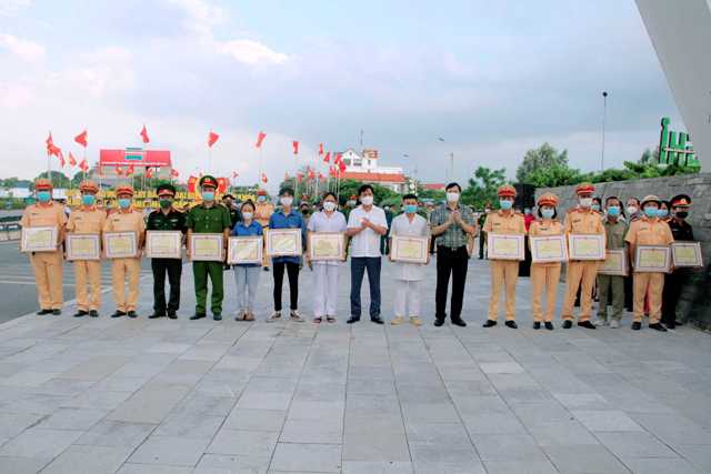 Quảng Ninh trao thưởng các chốt kiểm soát dịch COVID-19