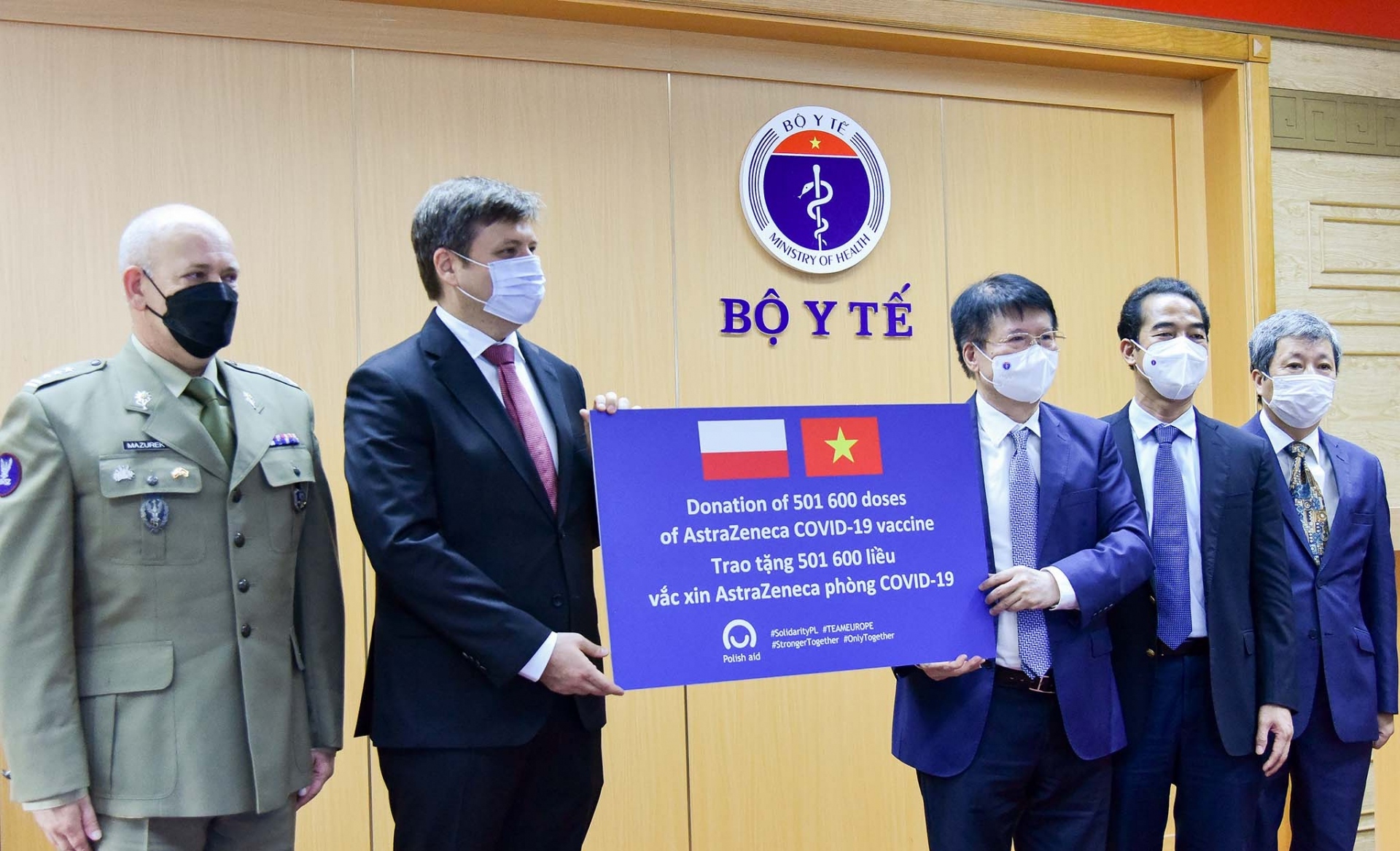 Tiếp nhận hơn 500 000 liều vaccine do Ba Lan trao tặng