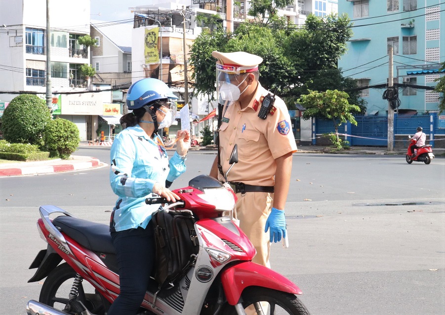 Người dân TP Hồ Chí Minh tuân thủ quy định trong ngày đầu siết chặt kiểm soát