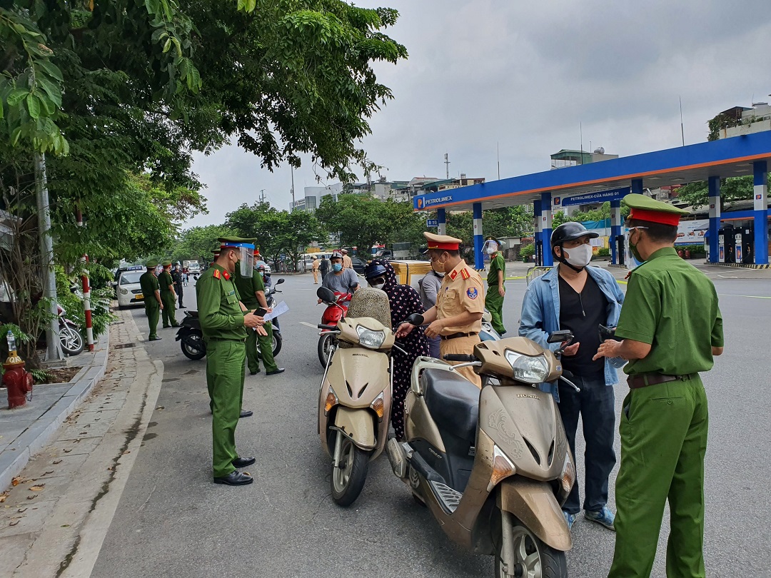 Hà Nội tiếp tục xử phạt hơn 1 000 trường hợp vi phạm phòng chống dịch