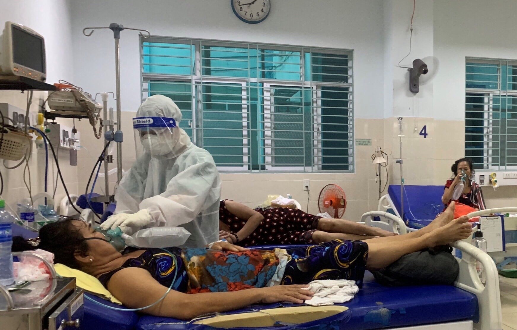 “Anh ở nhà làm hai nhiệm vụ, hết dịch em sẽ về”
