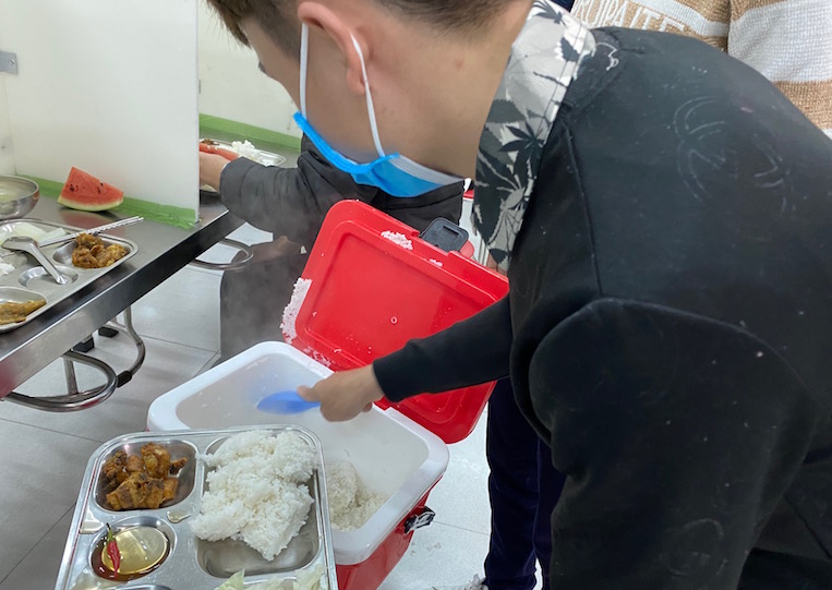 Hỗ trợ bữa ăn cho đoàn viên, người lao động đang thực hiện “3 tại chỗ”