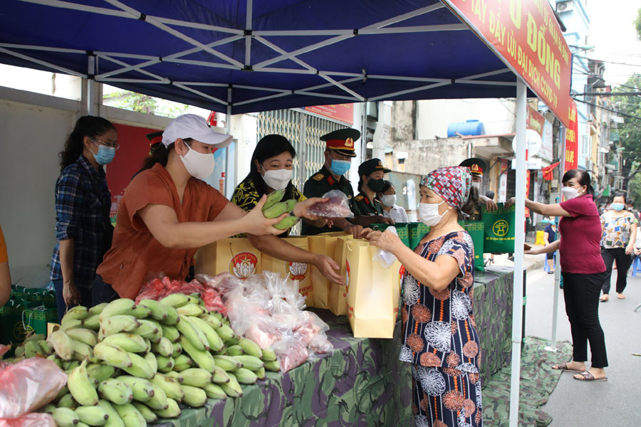 Lan tỏa yêu thương, ấm tình quân dân trong đại dịch