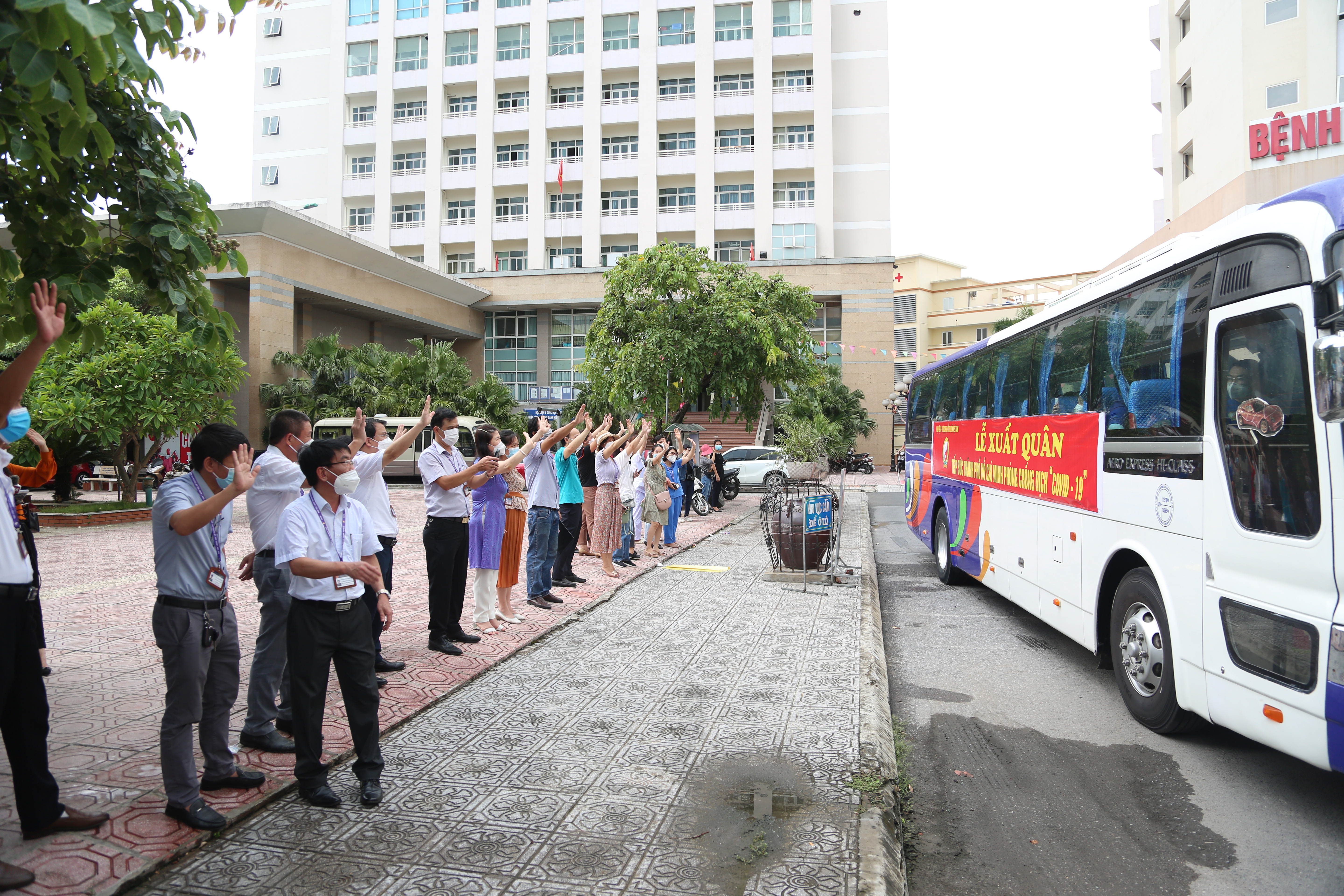 Cán bộ, sinh viên Học viện Y Dược học cổ truyền Việt Nam lên đường hỗ trợ TP HCM chống dịch