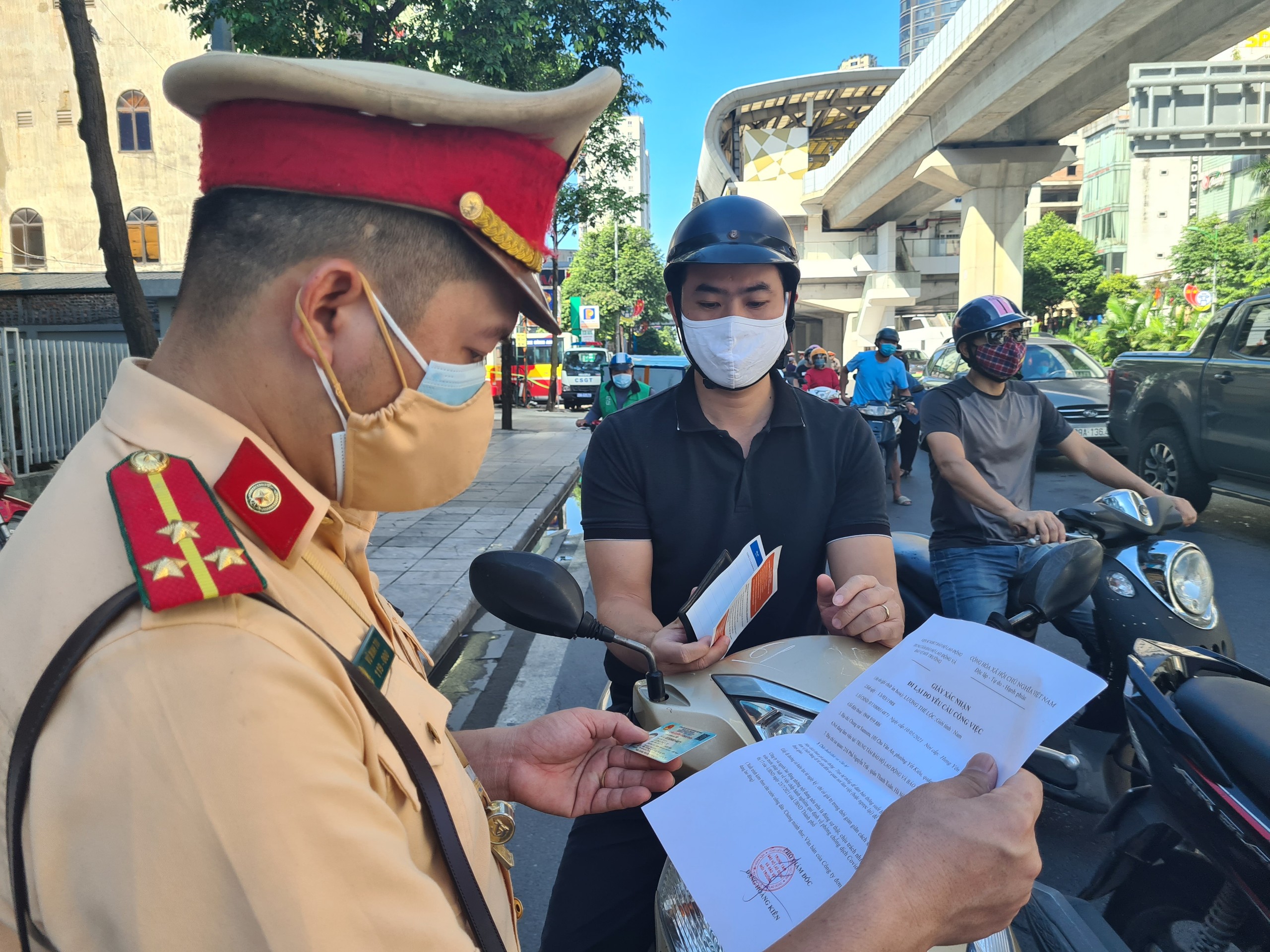 Hà Nội xử phạt hơn 1 100 trường hợp vi phạm giãn cách xã hội