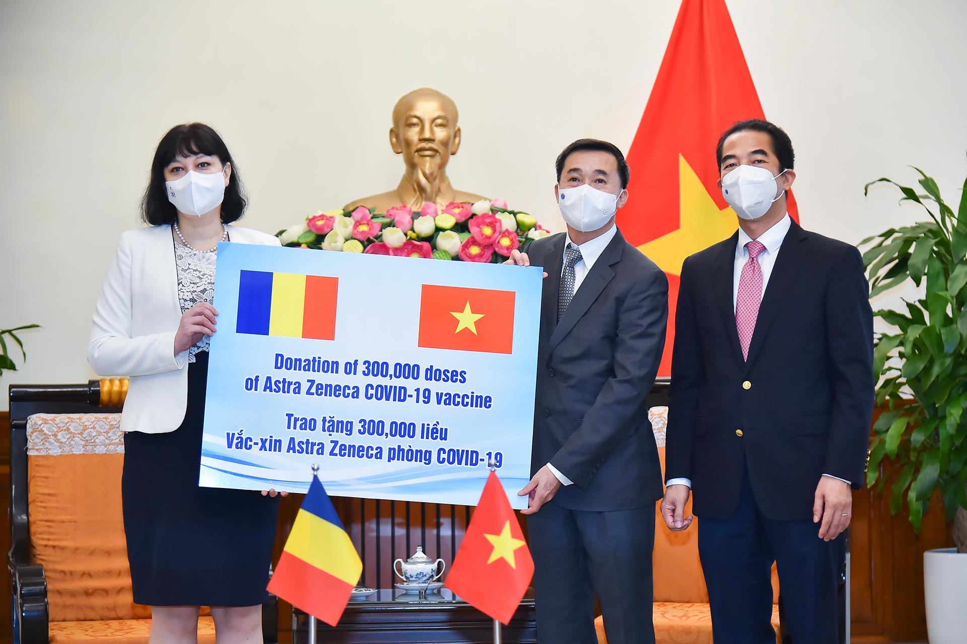 Tiếp nhận vắc-xin do Ru-ma-ni tặng Việt Nam