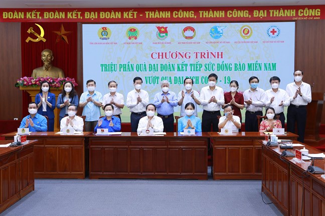 Triệu phần quà đại đoàn kết tiếp sức đồng bào miền Nam vượt qua đại dịch COVID-19