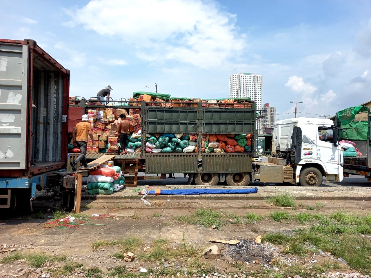 105 tấn nông sản chạy tàu đêm vào Nam hỗ trợ người dân vùng dịch