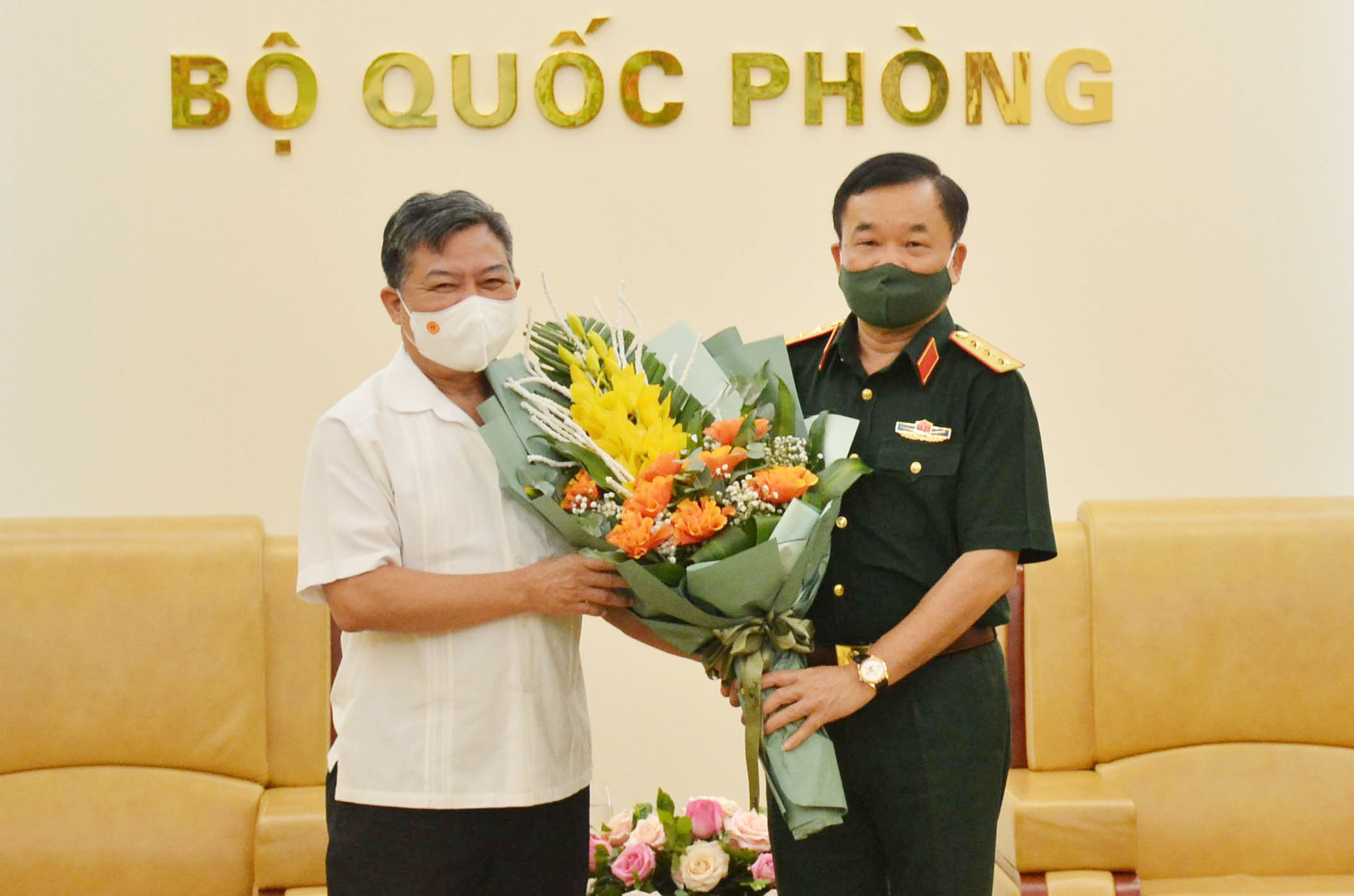 Thượng tướng Hoàng Xuân Chiến tiếp Đại sứ Việt Nam tại Campuchia