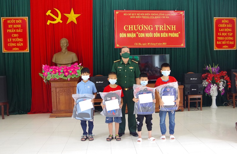 Thêm nhiều học sinh người dân tộc được nhận làm “Con nuôi đồn Biên phòng”