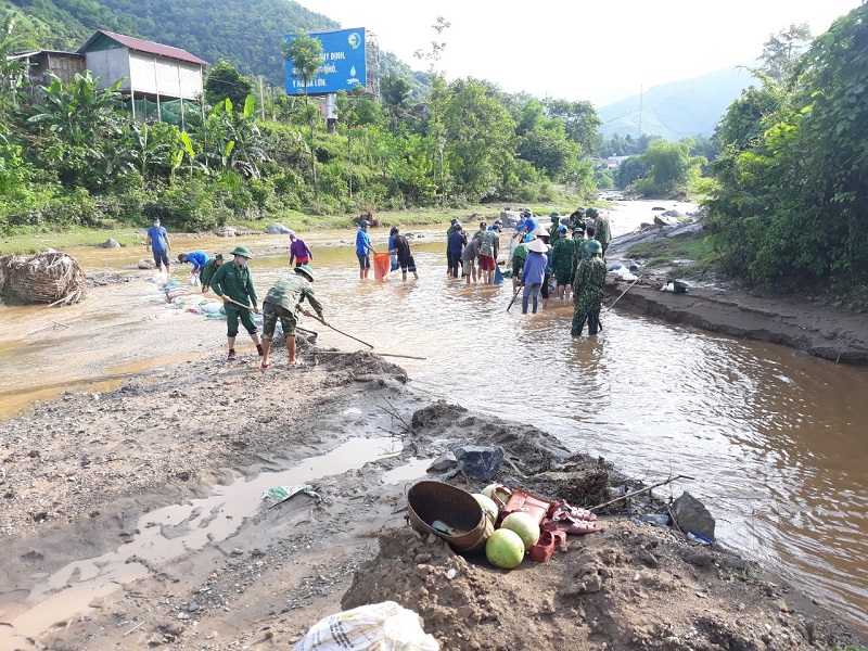 Bộ đội và nhân dân các dân tộc Chiềng Khương tu sửa Mương Hữu nghị Việt - Lào