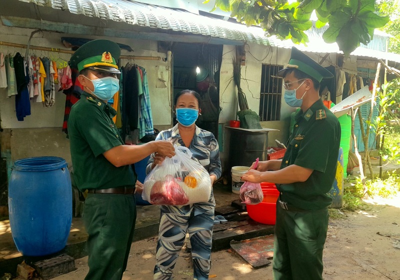 Đồn Biên phòng Thổ Châu tăng cường hỗ trợ người dân bị ảnh hưởng bởi COVID-19