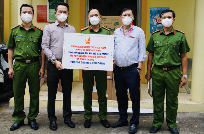 Tặng kít xét nghiệm nhanh COVID-19 và khẩu trang N95 cho Công an TP HCM