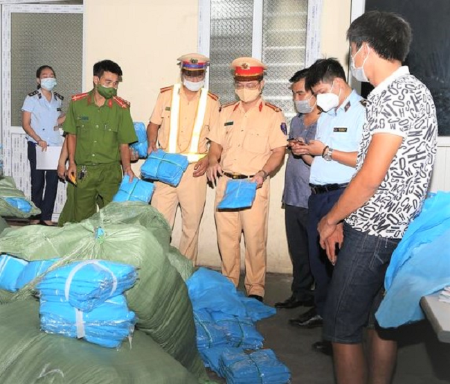 Thu giữ hơn 16 000 bộ quần áo bảo hộ y tế không rõ nguồn gốc