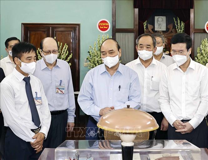 Chủ tịch nước Nguyễn Xuân Phúc dâng hương tưởng niệm Chủ tịch Hồ Chí Minh