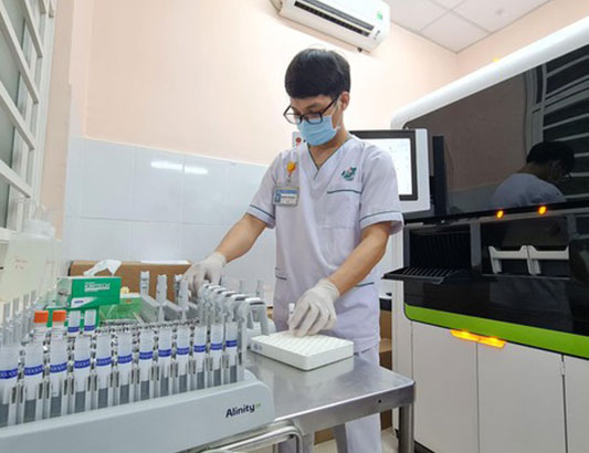 Bệnh viện Quân y 175 đưa vào vận hành hệ thống máy xét nghiệm PCR tự động hiện đại