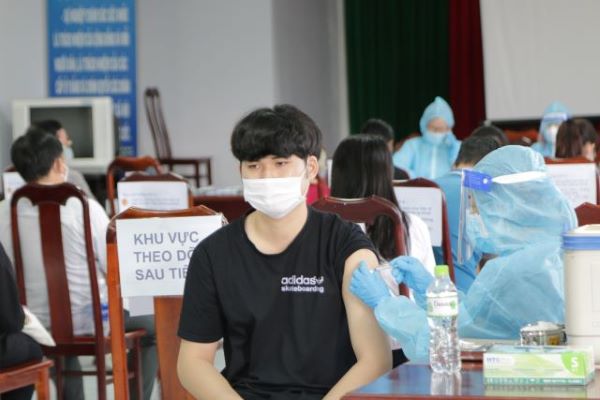 Kiên Giang tiêm phòng vắc-xin phòng COVID-19 cho 70 sinh viên quốc tế