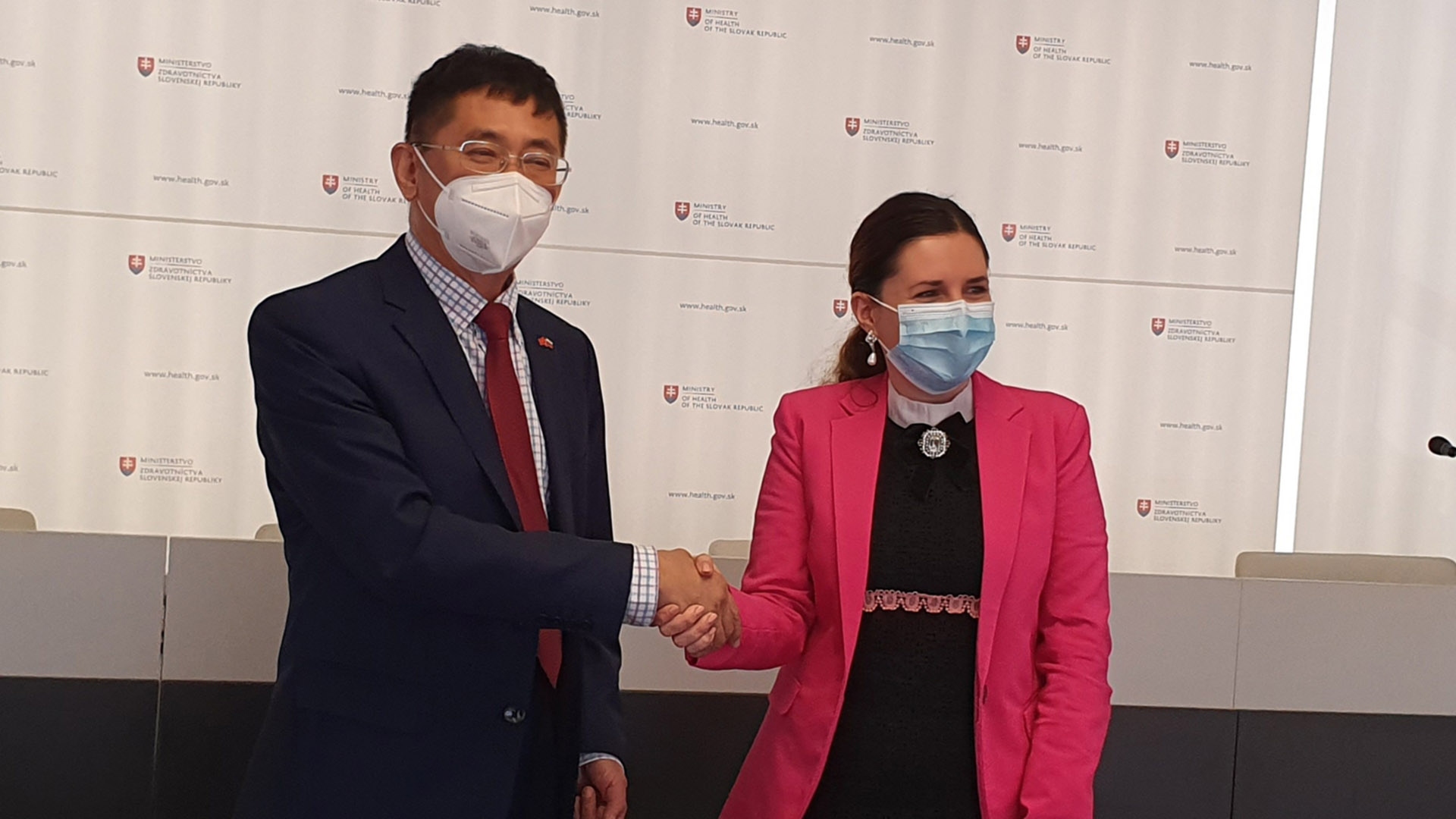Đại sứ Nguyễn Tuấn làm việc với Bộ Y tế Slovakia về vấn đề vaccine và phòng chống COVID-19