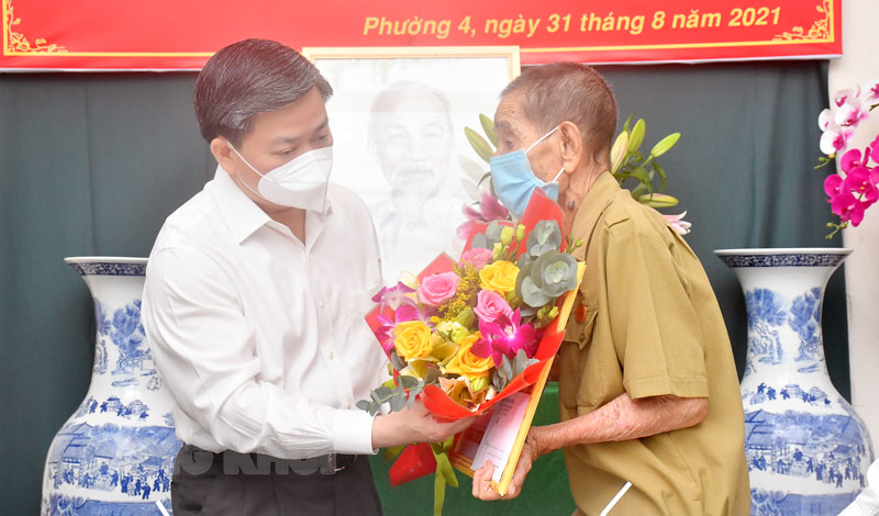 Bến Tre trao Huy hiệu Đảng cho các đảng viên đợt 2 9​