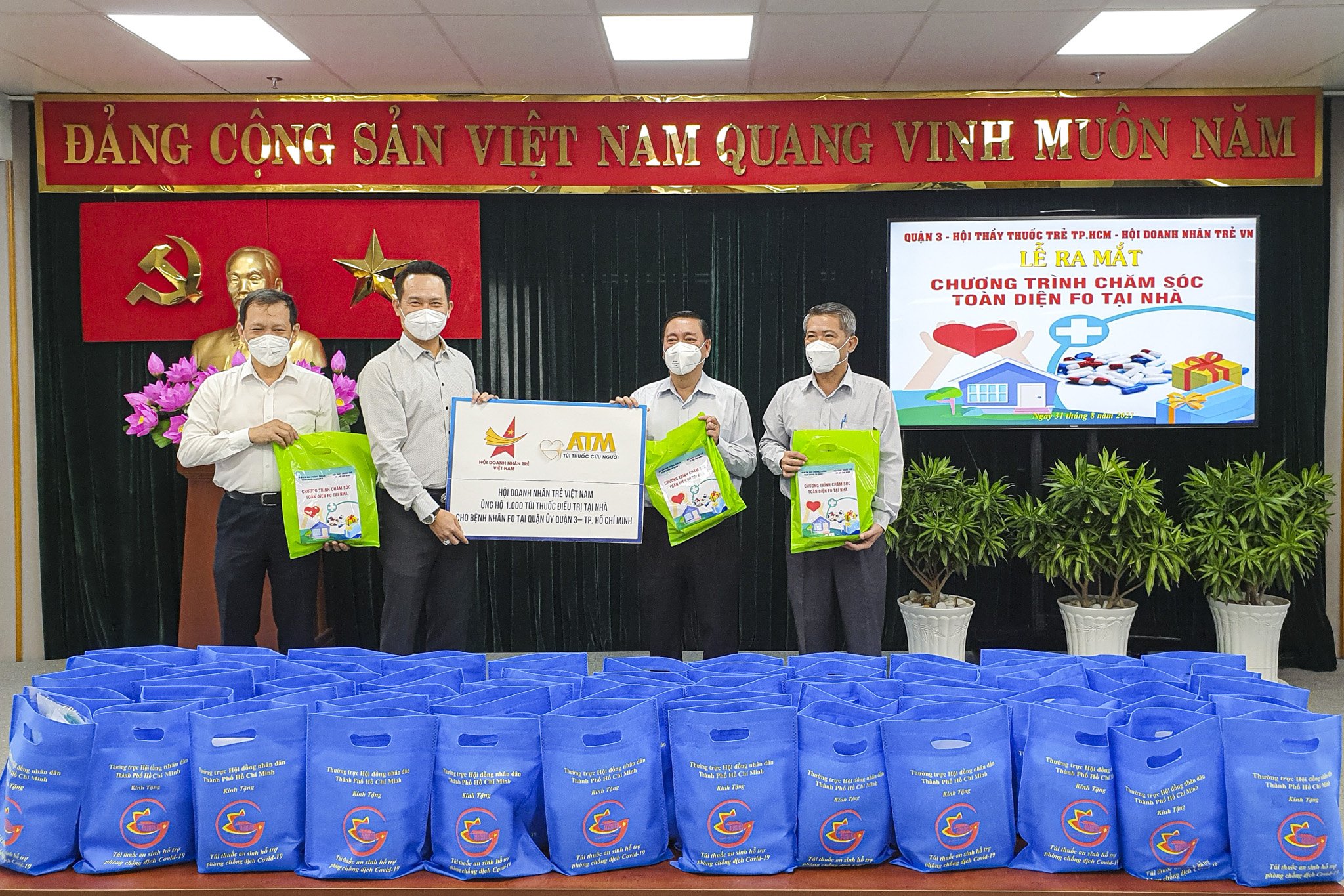 Hội Doanh nhân trẻ Việt Nam trao tặng 1000 túi thuốc điều trị tại nhà cho bệnh nhân F0