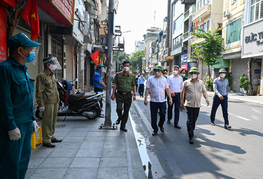 Bí thư Thành ủy Hà Nội Đinh Tiến Dũng kiểm tra thực hiện cách ly tại “vùng đỏ” Văn Miếu, Văn Chương