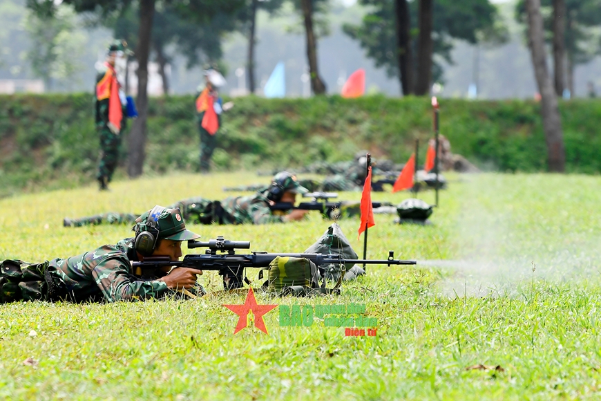 Các xạ thủ bắn tỉa bước vào thi đấu giai đoạn 1 của nội dung Xạ thủ bắn tỉa