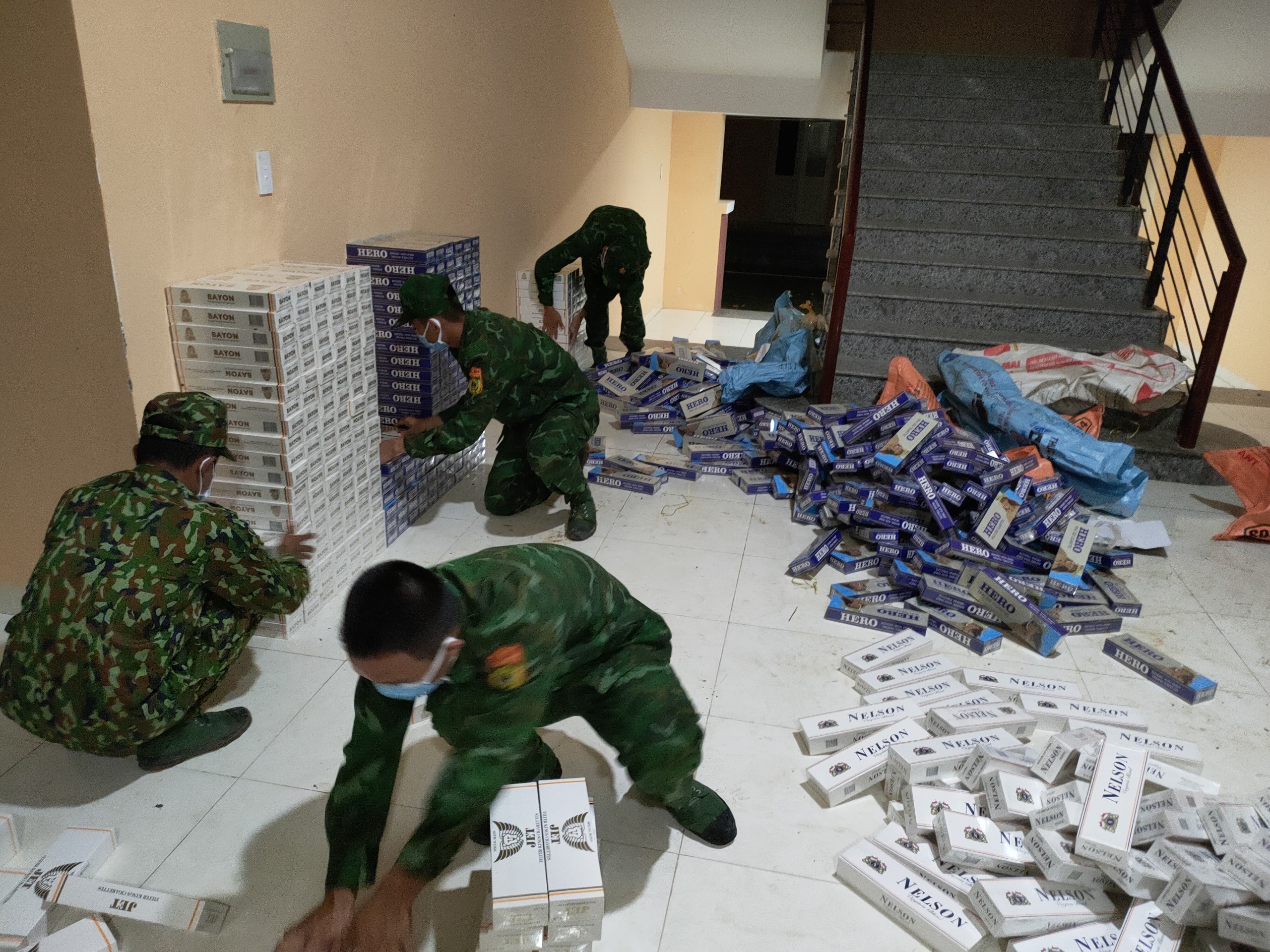 Bộ đội Biên phòng An Giang thu giữ 7 000 gói thuốc lá nhập lậu