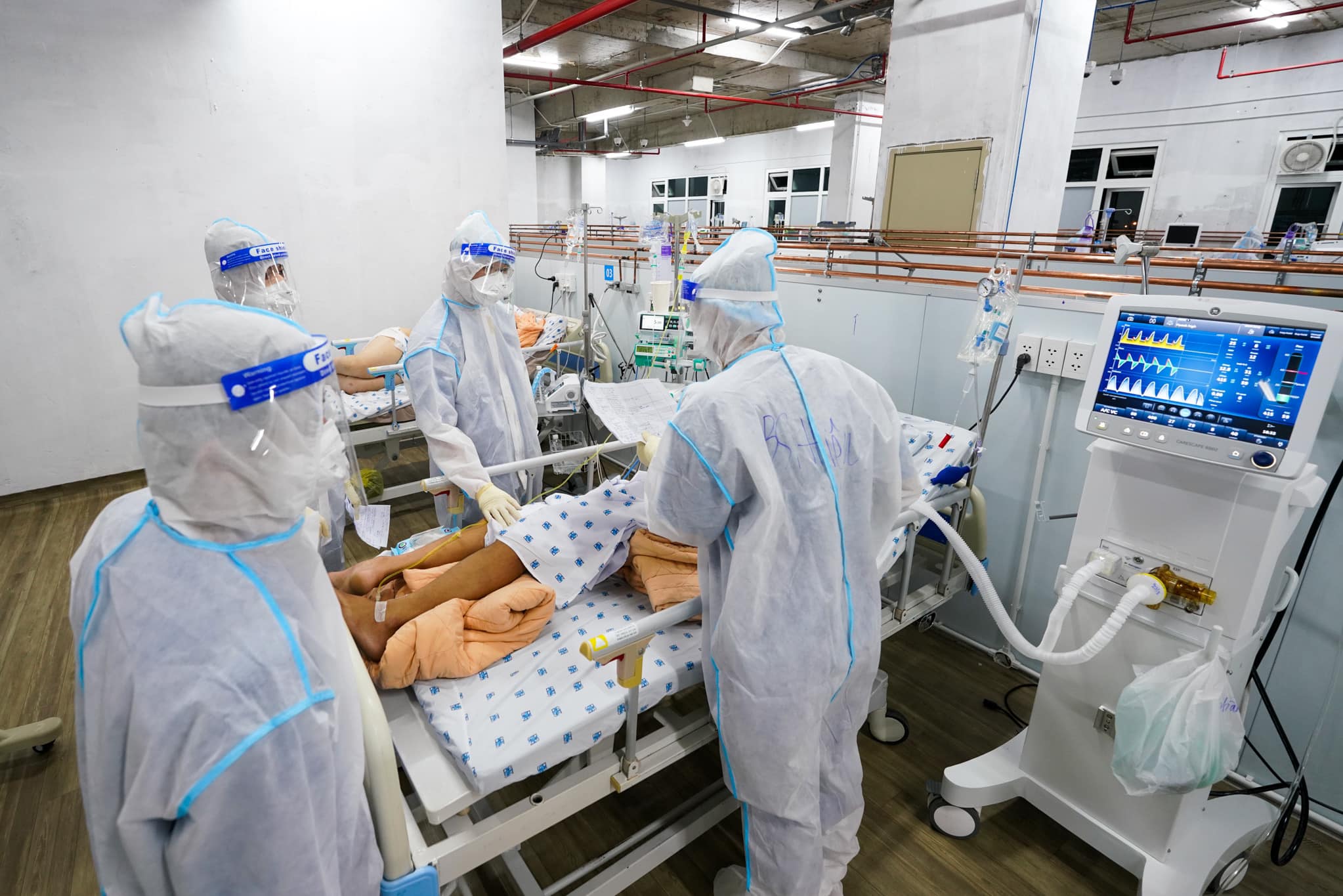 Trường hợp nào mắc COVID-19 phải điều trị tại cơ sở y tế