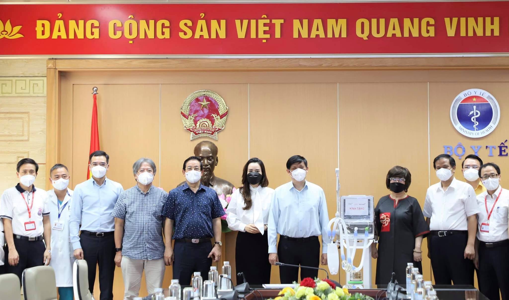 Tiếp nhận 34 máy thở do Tập đoàn TH tặng để điều trị bệnh nhân COVID-19 nặng