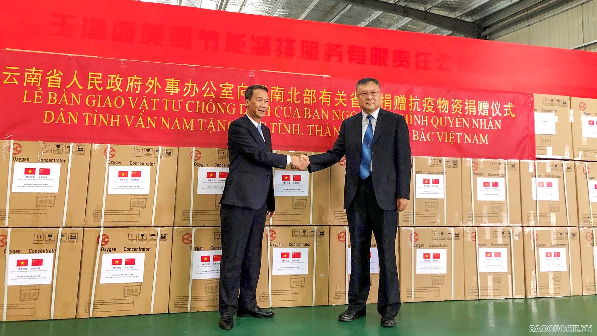 Tiếp nhận trang thiết bị, vật tư y tế phòng, chống dịch COVID-19 từ Vân Nam Trung Quốc