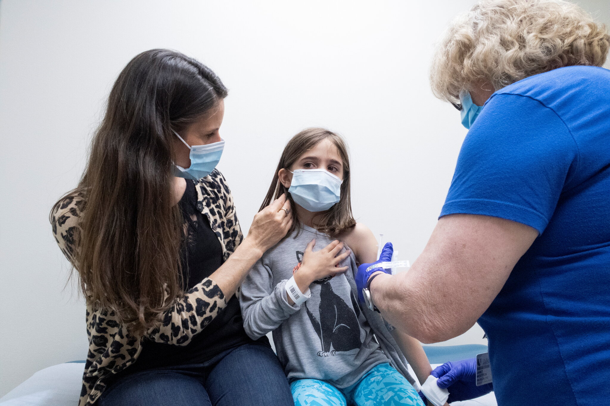 Pfizer và Moderna đẩy mạnh nghiên cứu vaccine COVID-19 cho trẻ em