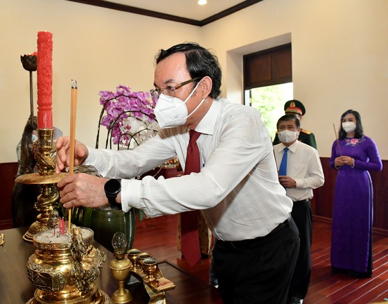 Lãnh đạo TP Hồ Chí Minh dâng hương tưởng niệm Chủ tịch Hồ Chí Minh