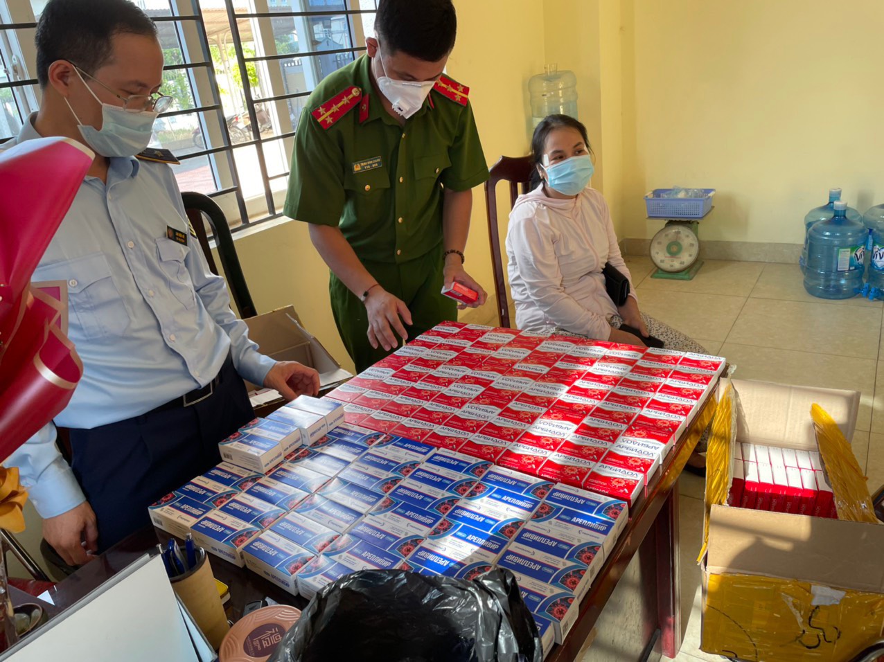 Bắt giữ 34 510 viên thuốc điều trị COVID-19 không rõ nguồn gốc