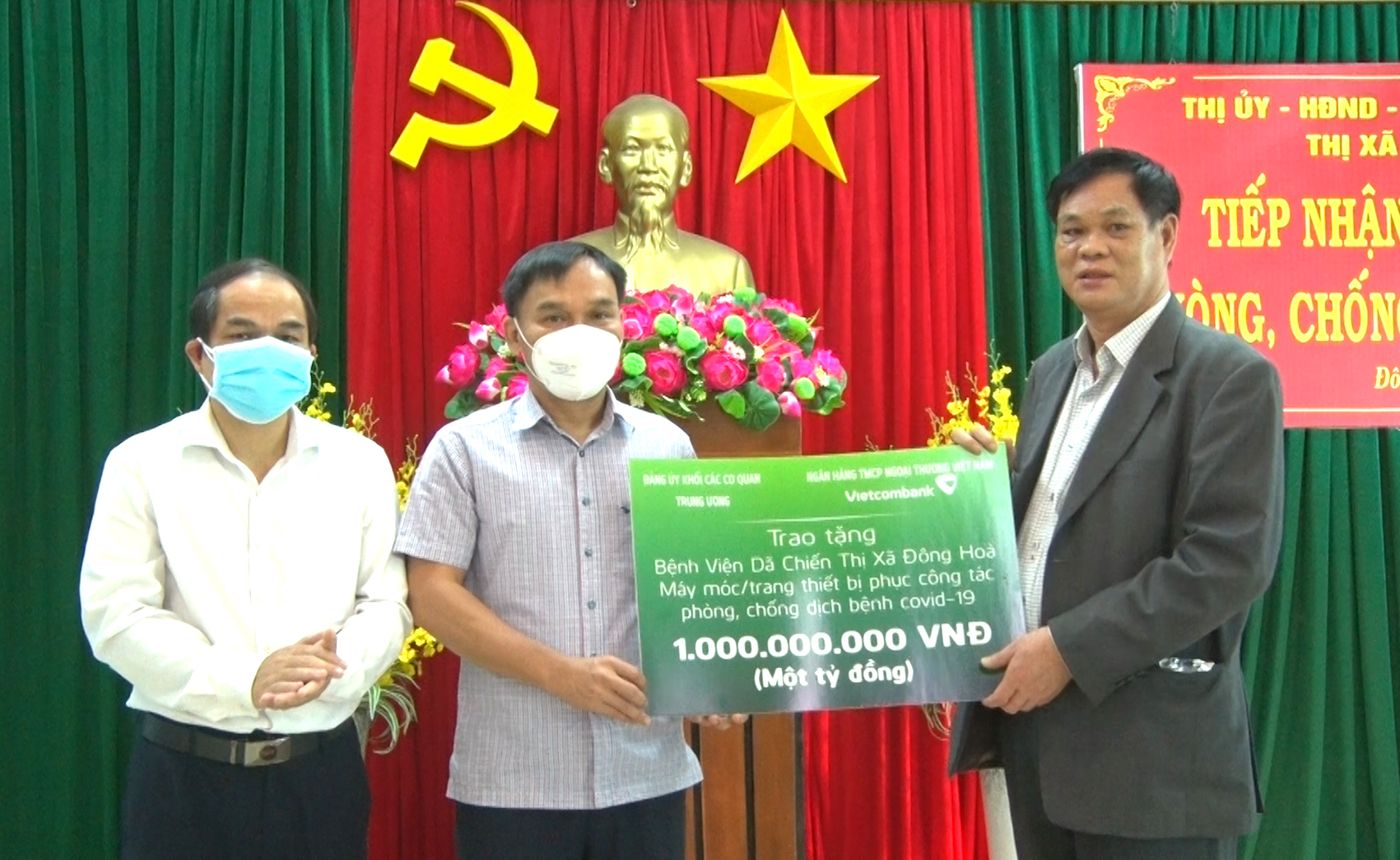 Đảng ủy Khối các cơ quan Trung ương tặng máy thở cho Bệnh viện dã chiến Đông Hòa- Phú Yên