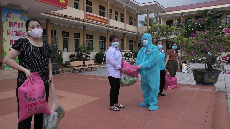 Trao tặng rau củ, quả cho đồng bào dân tộc Quảng Bình